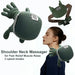 Masajeador de cuello y hombros con manos masajeadoras en uso